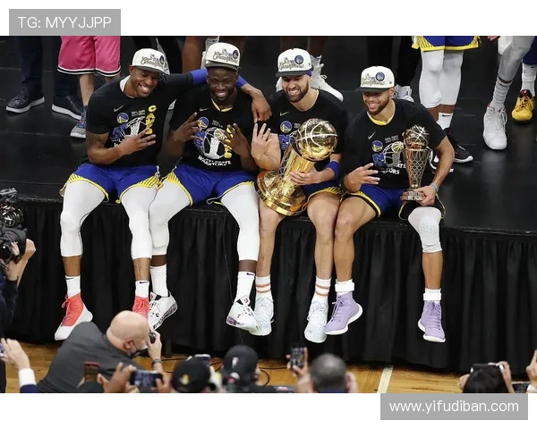 克莱汤普森与欧文的巅峰对决谁能在赛场上笑到最后